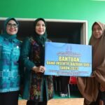 Kunjungi Posyandu dan Tanam Cabai di Macanang Bone, Pj Ketua TP PKK Sulsel Serahkan Bantuan