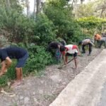 Prajurit TNI Kodim 1403 Palopo Bersama Polisi dan Warga Pantilang Luwu Bersihkan Drainase