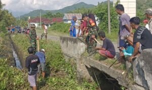 Koramil 1403-01 Larompong Gelar Karya Bakti Bersihkan Saluran Air