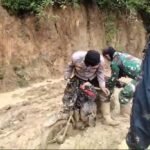 Mengawal Kotak Suara Pemilu 2024, TNI-Polri di Lutra Melewati Jalan Berlumpur Dan Sungai