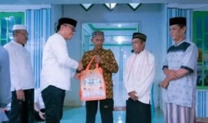Safari Ramadhan di Mondowe, Bupati Morut Berikan Bingkisan ke Imam Masjid