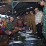 Pj Bupati Luwu Pantau Harga Bahan Pokok Di Pasar Rakyat