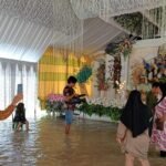 Warga di Lembang-lembang Luwu Utara Gelar Pesta Pernikahan di Tengah Banjir