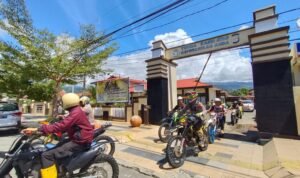 Polres Palopo Pakai Motor Trail Distribusikan Bantuan di Pelosok Luwu