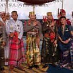 Kedatuan Luwu Beri Pin Emas dan Keris ke Kapolri dalam Rakernis Baharkam Polri di Makassar