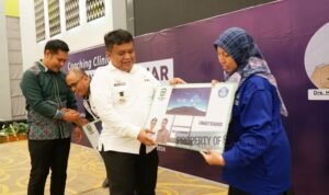 Pj Bupati Luwu Serahkan 18 Unit Smartboard di Pembukaan Coaching Clinic Komunitas Belajar