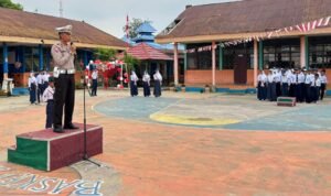 Pimpin Upacara Bendera di SMPN 4, KBO Satlantas Polres Palopo Tekankan Etika Berlalulintas