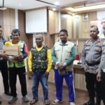 Jaga Harkamtibmas Jelang Pilkada, Kapolres Palopo Gelar Cooling System dan Bagi Bansos ke Tukang Ojek