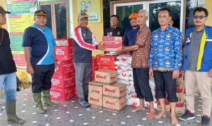 Peduli Masyarakat, Kadis Kominfo Asahan Beri Bantuan Musibah Banjir Pada Masyarakat Desa Sei Dua Hulu
