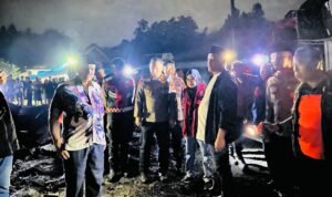 6 Rumah Warga Ludes Terbakar di Desa Salubua Suli Barat, Bupati Luwu Turun Langsung Salurkan Bantuan