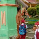 Kades Pammesakang Ikut Gerakan Ayah Teladan, Antar Anak di Hari Pertama Sekolah