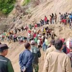 Warga Gotong Royong Perbaiki Jalan Longsor di Rongkong, Pemerintah Belum Tiba