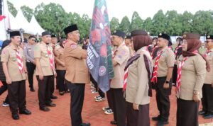 Bupati Luwu Timur Terima Dua Lencana Penghargaan, Darma Bakti dari Kwarnas Pramuka dan Pancawarsa dari Kwarda Sulsel