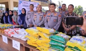 Stabilkan Harga Pangan dan Bantu Warga, Polres Morowali Gelar Pasar Murah