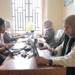 Gotong Royong Warga Lioka Percepat Pemulihan Kebocoran Pipa Minyak