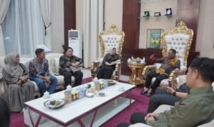 Bupati Luwu, H. Patahudding, bersama Ketua TP-PKK Hj. Kurniah Patahudding menerima kunjungan kekeluargaan Duta Besar RI untuk Kuwait, Lena Maryana Mukti bersama rombongan di Rumah Jabatan Bupati Luwu, Kelurahan Pammanu, Kecamatan Belopa Utara, Rabu malam, 10 September 2025. (ist)