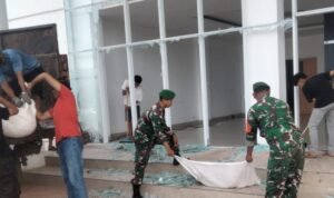 TNI, Warga dan Pecinta Alam Bersihkan Sisa Kerusuhan di DPRD Palopo