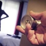 Istri Layani Pria di Kamar, Suami Tunggu Sambil Momong Anak